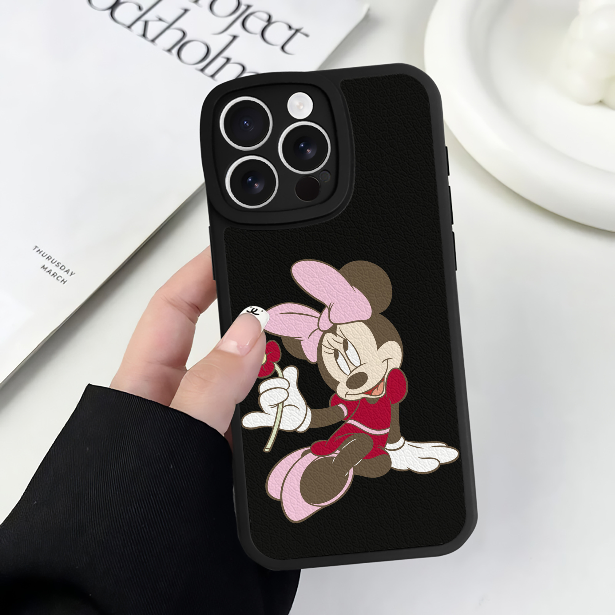 （画像用） ミッキーマウス Mickey Mouse 【iPhone 16シリーズ対応】シリコンスマホケース（レザー調） 材質：シリコン